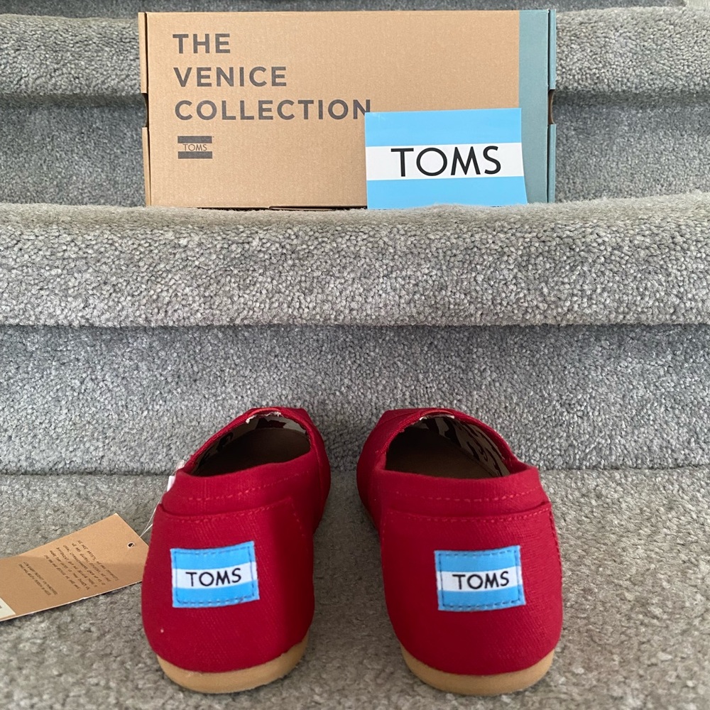 Women’s red toms size 7.5